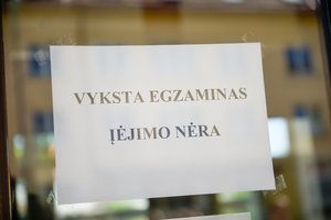 Abiturientė po egzaminų išėjo žemai nuleista galva ir ašaromis akyse: „Kodėl ši problema yra ignoruojama?“