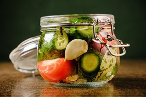 Sausai rauginti agurkai su pomidorais: vienas, du – ir galėsite mėgautis