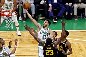 Puolime siautėjusi „Celtics“ ekipa NBA finalo serijoje įsiveržė į priekį