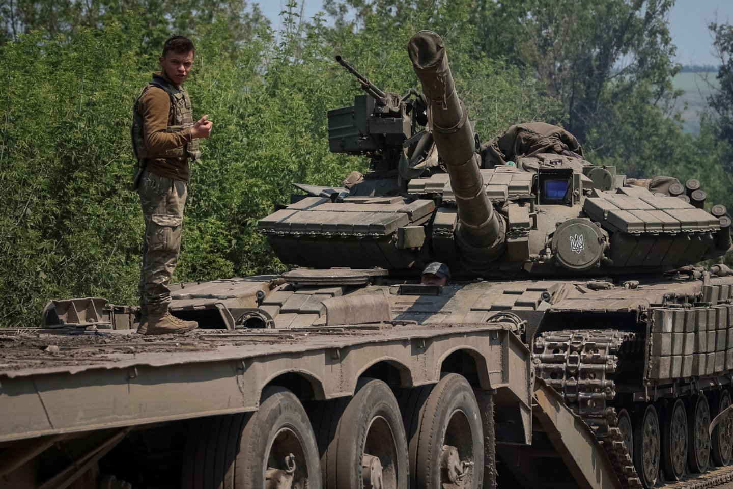  Ukrainos karys prie transportuojamo tanko Donecko regione, 2022 birželio 8 d.<br> Reuters / Scanpix nuotr.