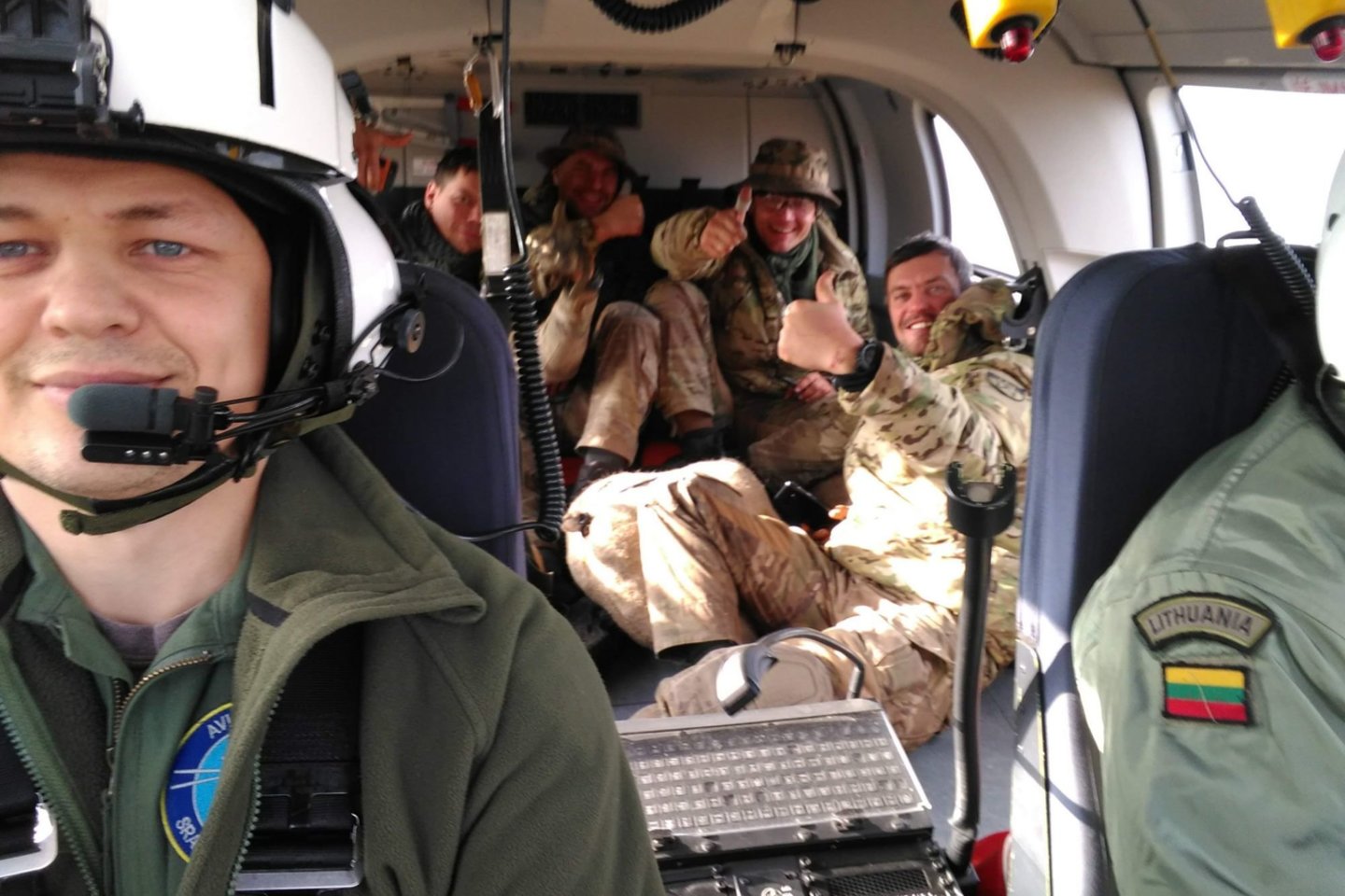 „Džiaugiuosi ir didžiuojuosi galėdamas prisidėti prie gyvybių gelbėjimo“, – sako KOP pilotas Gediminas Puišys.<br>Asmeninio albumo nuotr.