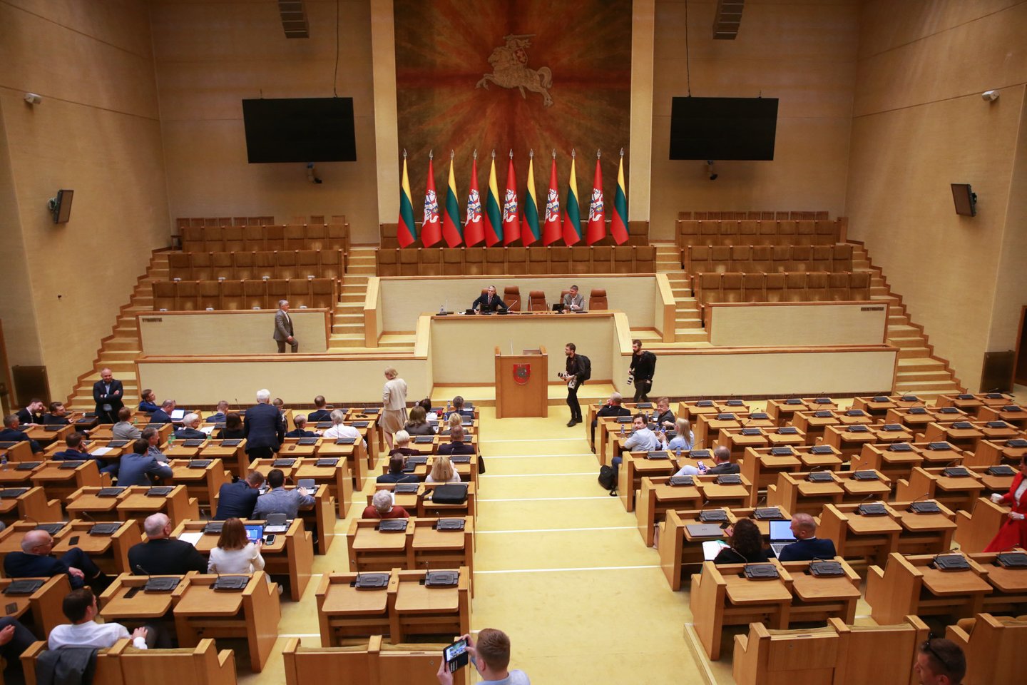 Nors ir sulaukusi atsiprašymo, opozicija paliko Seimo salę ir iškeliavo dirbti atskirai.<br>R.Danisevičiaus nuotr.