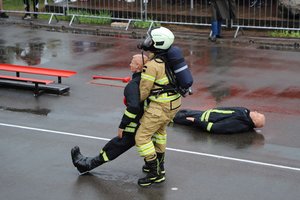 Lietuvos ugniagesiai aiškinosi, kas iš jų stipriausias: tarp varžybų dalyvių – 3 moterys