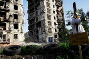 „Nėra žodžių. Tik įniršis“: Mariupolyje po pastatų griuvėsiais randami šimtų žmonių kūnai