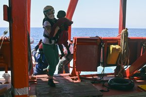 Italija po ultimatumo leido prisišvartuoti dviem migrantų gelbėjimo laivams