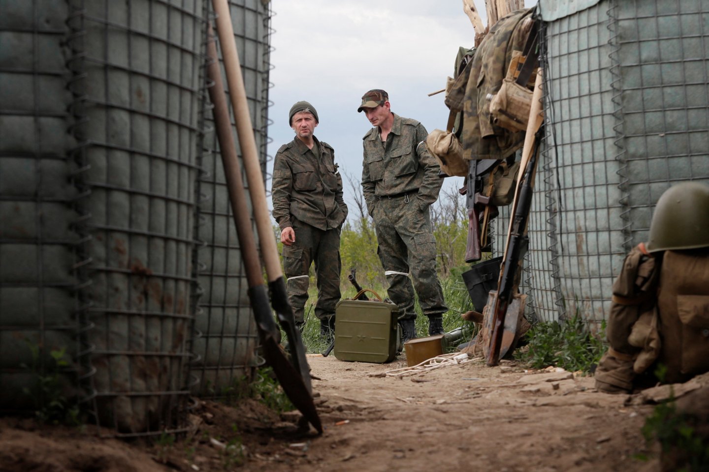  Prorusiškų pajėgų kariai netoli Svitlodarsko miesto Donecko srityje, Ukrainoje, gegužės 25 d. Asociatyvinė nuotr.<br> Reuters / Scanpix nuotr.