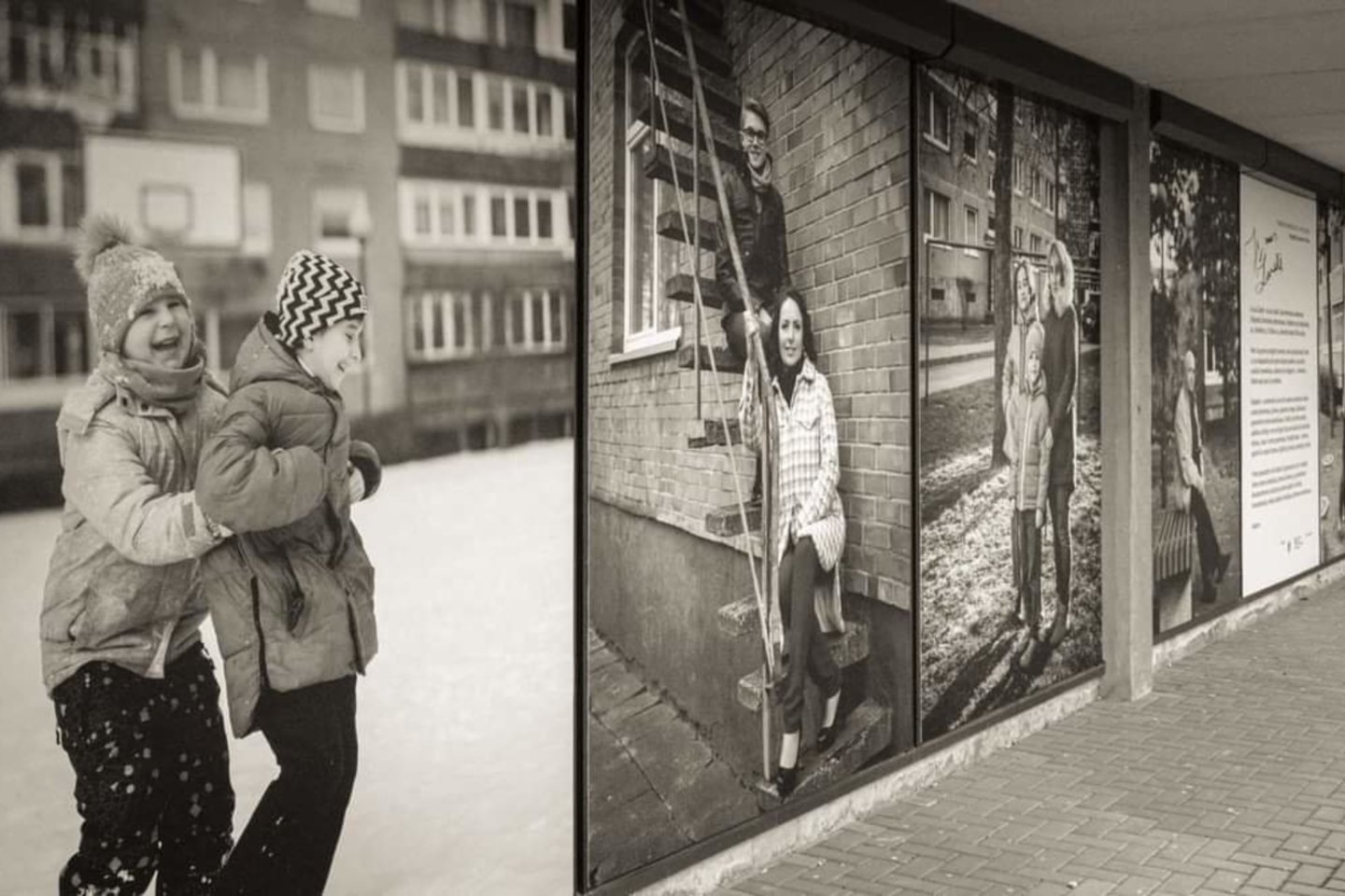 Parduotuvių languose - gyventojų portretai. <br> G.Pilaičio nuotr.