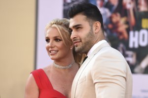 Dainininkė Britney Spears ištekėjo už gerokai jaunesnio modelio: vestuves bandė sužlugdyti buvęs vyras