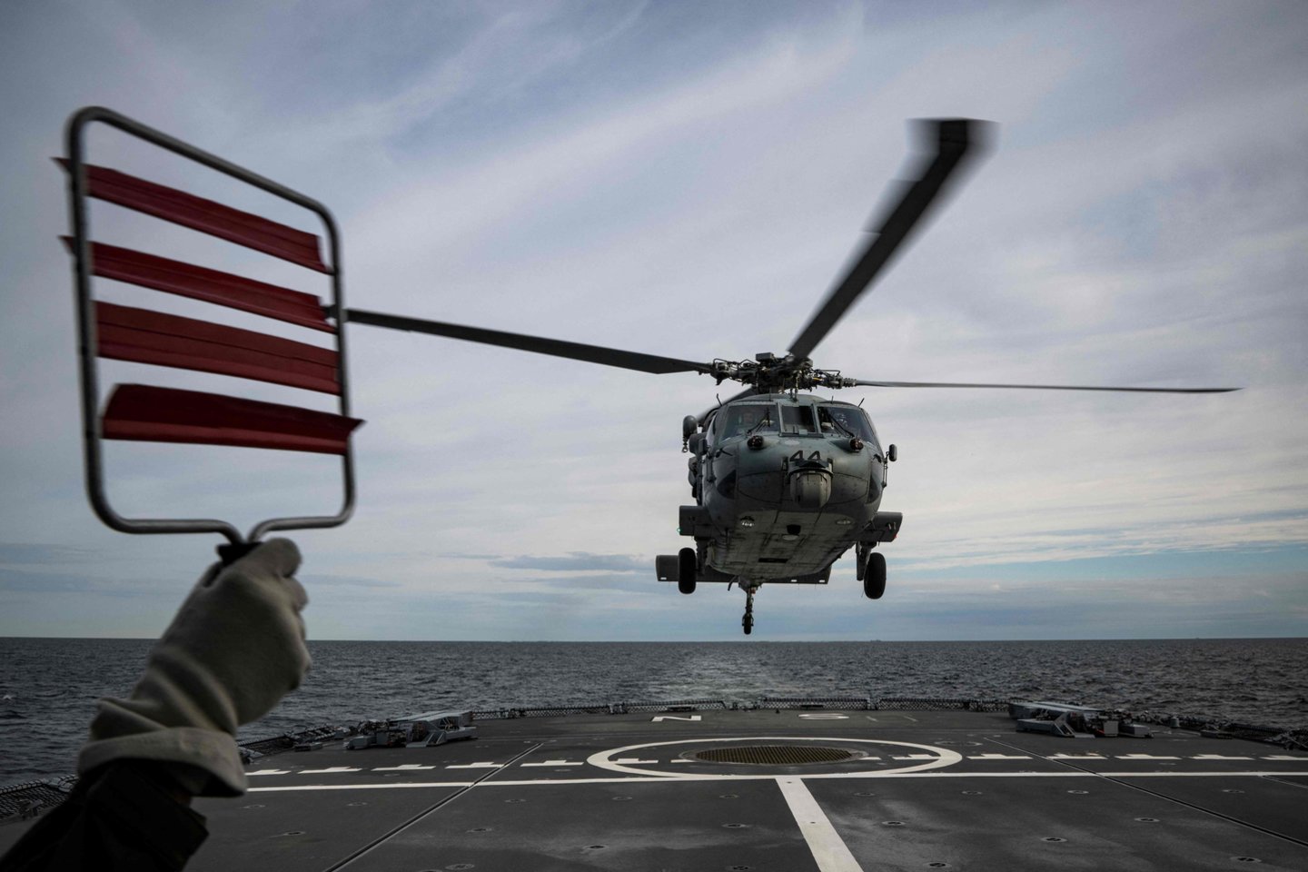 Kalifornijoje ketvirtadienį sudužus JAV karinio jūrų laivyno sraigtasparniui, visi keturi jame buvę žmonės liko gyvi.<br>AFP/Scanpix nuotr.