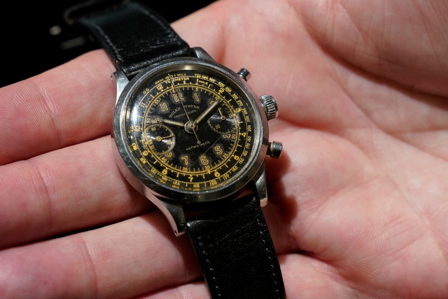 „Rolex“ laikrodis, kurį vienas britų kalinys segėjo per pabėgimą iš nacių karo belaisvių stovyklos „Stalag Luft III“, įkvėpusį sukurti vaidybinį filmą „Didysis pabėgimas .<br>AFP/Scanpix nuotr.