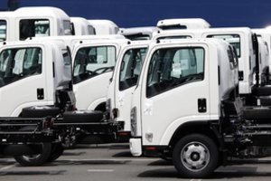 Japonija uždraus sunkvežimių, savivarčių ir buldozerių eksportą į Rusiją