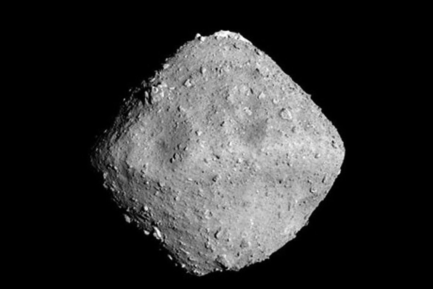  Iš asteroido Ryugu, esančio už maždaug 300 mln. kilometrų, paimta pirmykštė medžiaga po šešerių metų misijos 2020-aisiais buvo pargabenta į Žemę.<br> NASA nuotr.