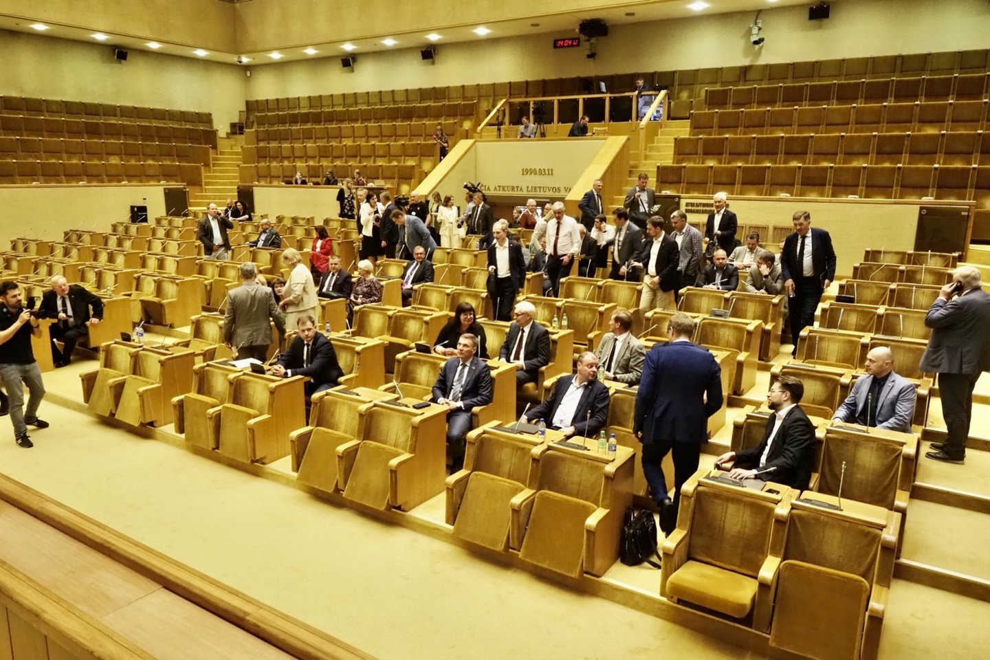 Valdantieji bando gesinti Seime įsiplieskusį konfliktą su opozicija.<br>V.