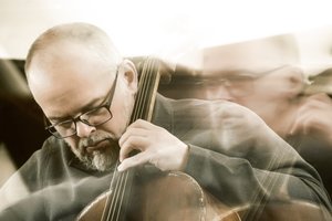 Violončelininkas Mindaugas Bačkus: „Dievo Motinos galia šiandien reikalinga kaip niekada“