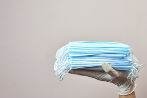 Jungtinė Karalystė planuoja deginti milijardus kainavusias apsaugos nuo COVID-19 priemonių atsargas