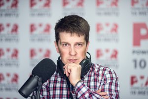Pralaimėjęs lažybas „Power Hit Radio“ laidų vedėjas S. Baniulis ryžosi išvaizdos pokyčiams