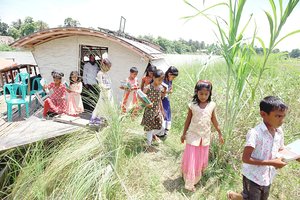Potvynių alinama šalis surado išeitį: Bangladeše pamokos vyksta tiesiog valtyse