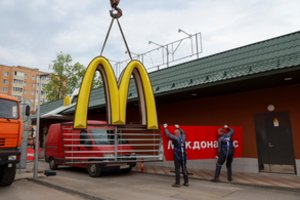 Rusai jau rodo savo fantaziją: atskleidė, kaip atrodys „McDonald's“ pakaitalo logotipas, tačiau pavadinimo dar nėra