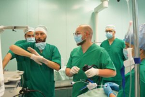 Šiauliuose medikai atliko tris ypatingas operacijas: džiaugiasi skrandį sumažinę be pjūvio