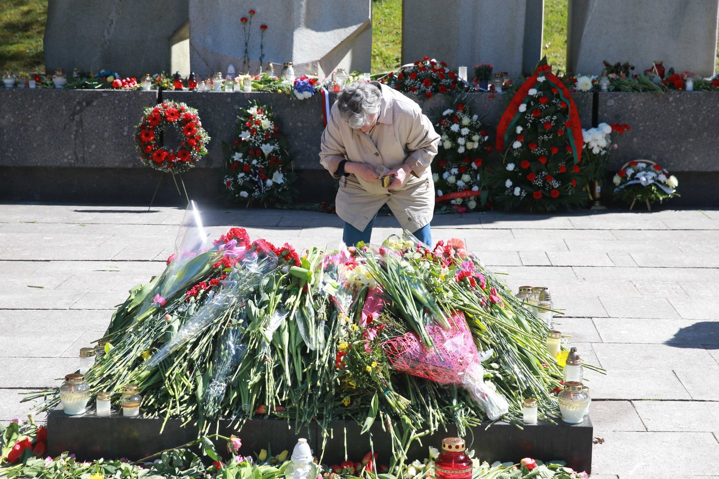 Kasmet gegužės 9-ąją prie memorialo rinkdavosi rusiškų švenčių mėgėjai.<br>R.Danisevičiaus nuotr.