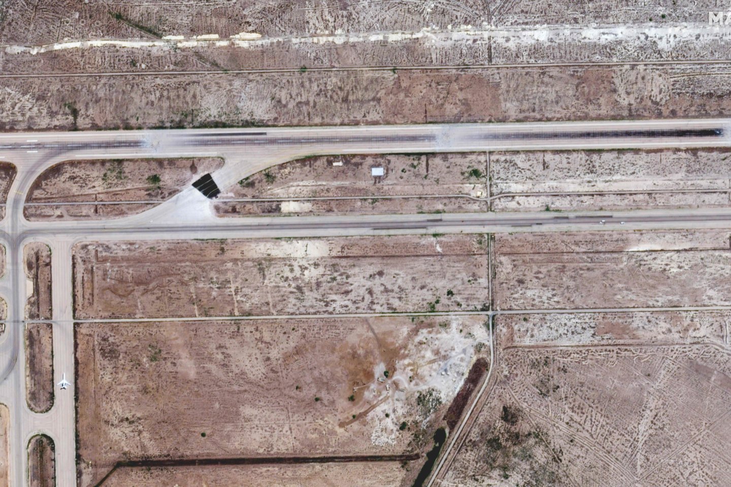 Šioje „Maxar Technologies“ išplatintoje palydovinėje nuotraukoje matyti 2022 m. birželio 10 d. Sirijos sostinės pietrytiniame pakraštyje esančio Damasko tarptautinio oro uosto kilimo ir tūpimo tako apgadinimai. Sirijos sostinės oro uoste, kuris buvo uždarytas antrą dieną po Izraelio oro antskrydžių, prasidėjo remonto darbai.<br>AFP/Scanpix nuotr.