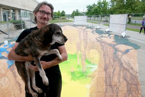 Pasaulinio garso menininkas kasa duobes teptuku ir dažais