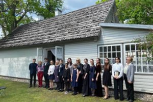 Pro atvertą M. K. Čiurlionio namų svetainės langą Druskininkuose vėl liejasi fortepijono garsai