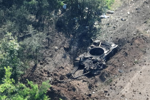 Užfiksuota, kaip dar vienas rusų tankas „pametė“ bokštelį. Kodėl tai vyksta?