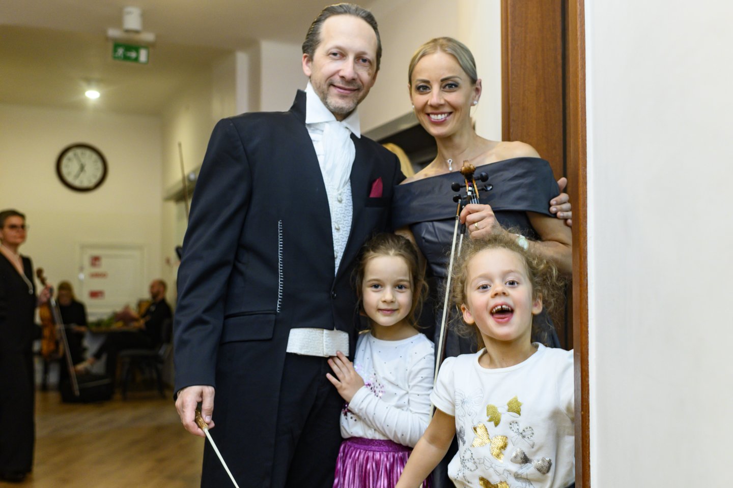 Vilhelmą ir Viktoriją Čepinskius į koncertą Vilniuje atlydėjo dukros Marija ir Milena.<br> D.Matvejevo nuotr.