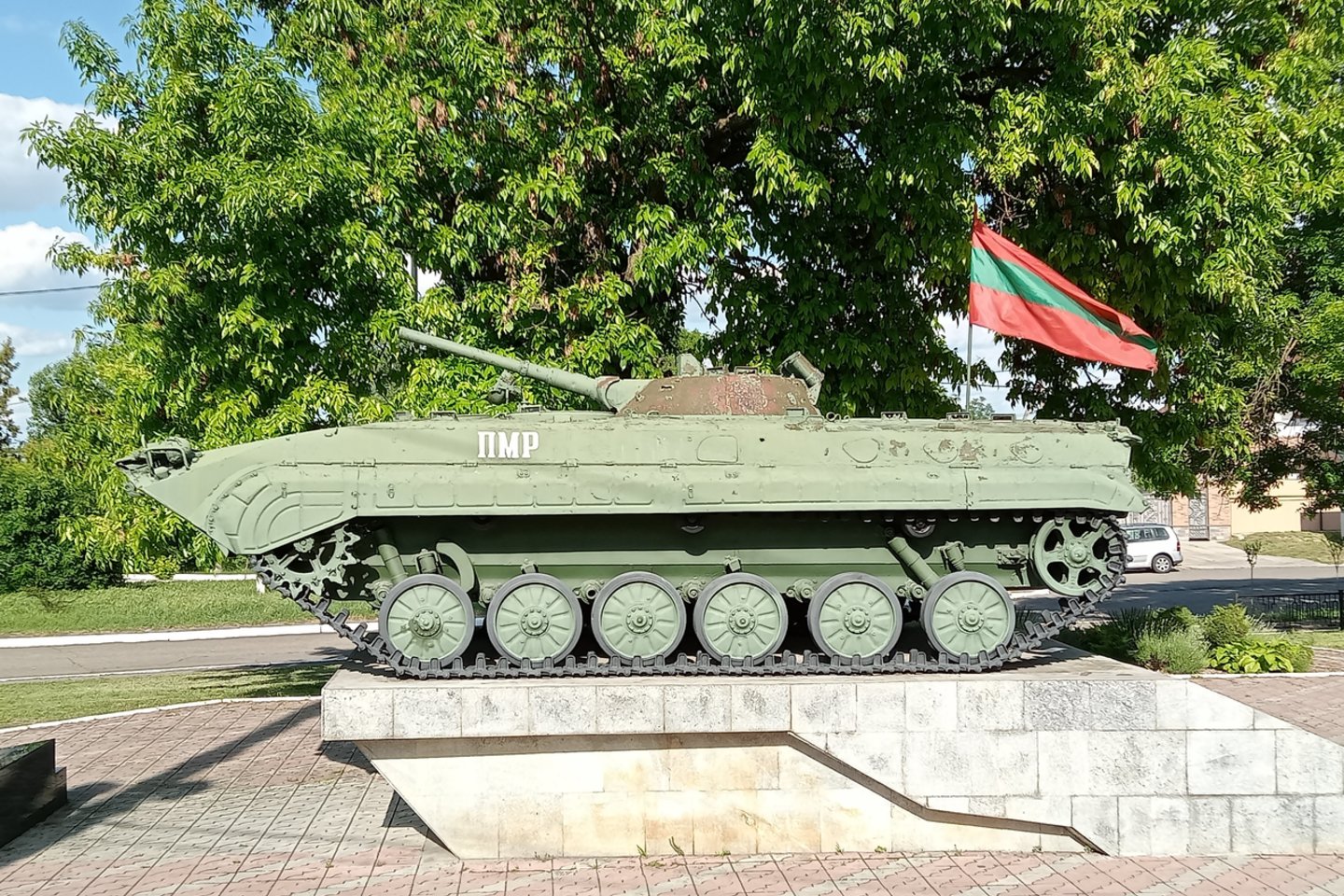 Benderai šlovina rusišką tanką, kurio pagalba Padniestrė tapo „nepriklausoma“ ir kurio pagalba yra naikinama moldavų kalba.<br>E.Butrimo nuotr.