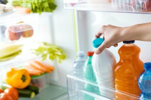 Niekada nelaikykite pieno šaldytuvo durelėse – paaiškino, kodėl