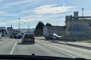 Sumaištis be šviesoforų likusioje sankryžoje: vairuotojai pamiršo draugiškumą ir KET