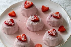 Nekeptas varškės desertas su braškėmis: lengva, gardu ir nekaloringa