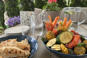 Mama dalijasi lengvai paruošiamu grilyje vištienos iešmelių receptu vaikams