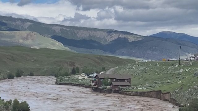 Jeloustoune kilo rekordiniai potvyniai: uždarytas nacionalinis parkas, patvinusi upė išplukdė įvairius objektus