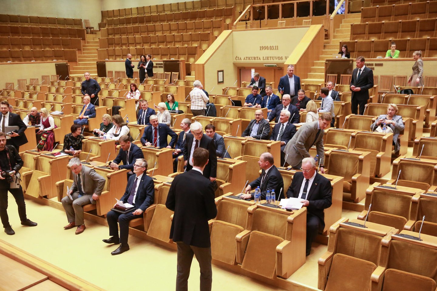  Valdančiųjų pastangos gesinti įsiplieskusį konfliktą su Seimo opozicija kol kas rezultatų nedavė – po suformuotos dialogo grupės susitikimo su Seimo pirmininke Viktorija Čmilyte-Nielsen opozinių frakcijų atstovai teigė ir toliau tęsiantys parlamento plenarinių posėdžių bei darbo komitetuose boikotą. <br> R.Danisevičiaus nuotr.