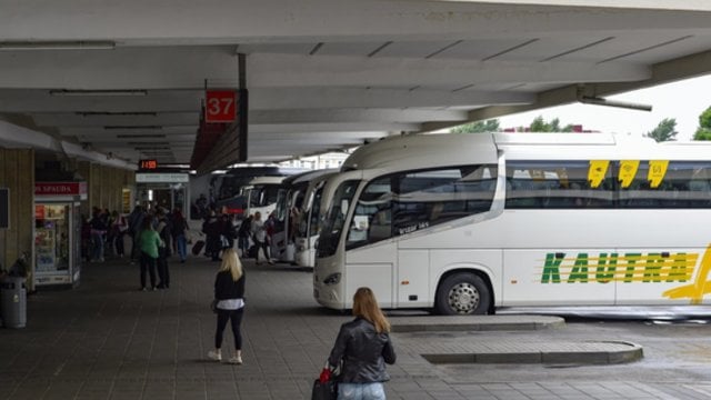 Kylančios kainos neaplenkė keliaujančių tarpmiestiniais autobusais: žada didinti bilietų kainas
