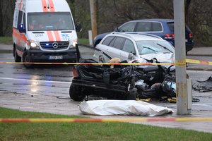 Nuo vairavimo išgėrus nesustabdytų net visuotinė 0 promilių riba: siūlo rodyti šiurpius avarijų vaizdus