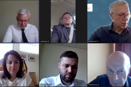 Ir prie vairo, ir posėdyje: Seimo nario elgesį įvertino policija bei vairavimo instruktorė