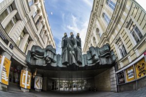 Sekmadienį prie Nacionalinio dramos teatro įėjimo – performansas Ukrainai