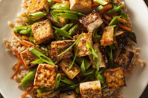 Tofu – augalinio maisto chameleonas: tobulas kepti, virti, troškinti, gaminti padažams ir net pyragams