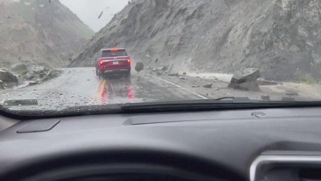 Jeloustoune ir toliau siautėja rekordiniai potvyniai: užfiksuota krintanti uola ant važiuojančio automobilio