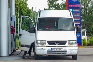 Pateikė atsakymą, kodėl visose degalinėse kainos skiriasi: štai ką reikėtų padaryti, kad mokėtume mažiau