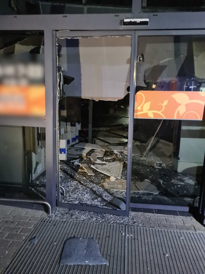  Paskutinis bankomato sprogimas nugriaudėjo Alytuje, Jurgiškių gatvėje esančiame prekybos centre "Norfa" (nuotr. dešinėje). <br> Alytaus policijos nuotr. 