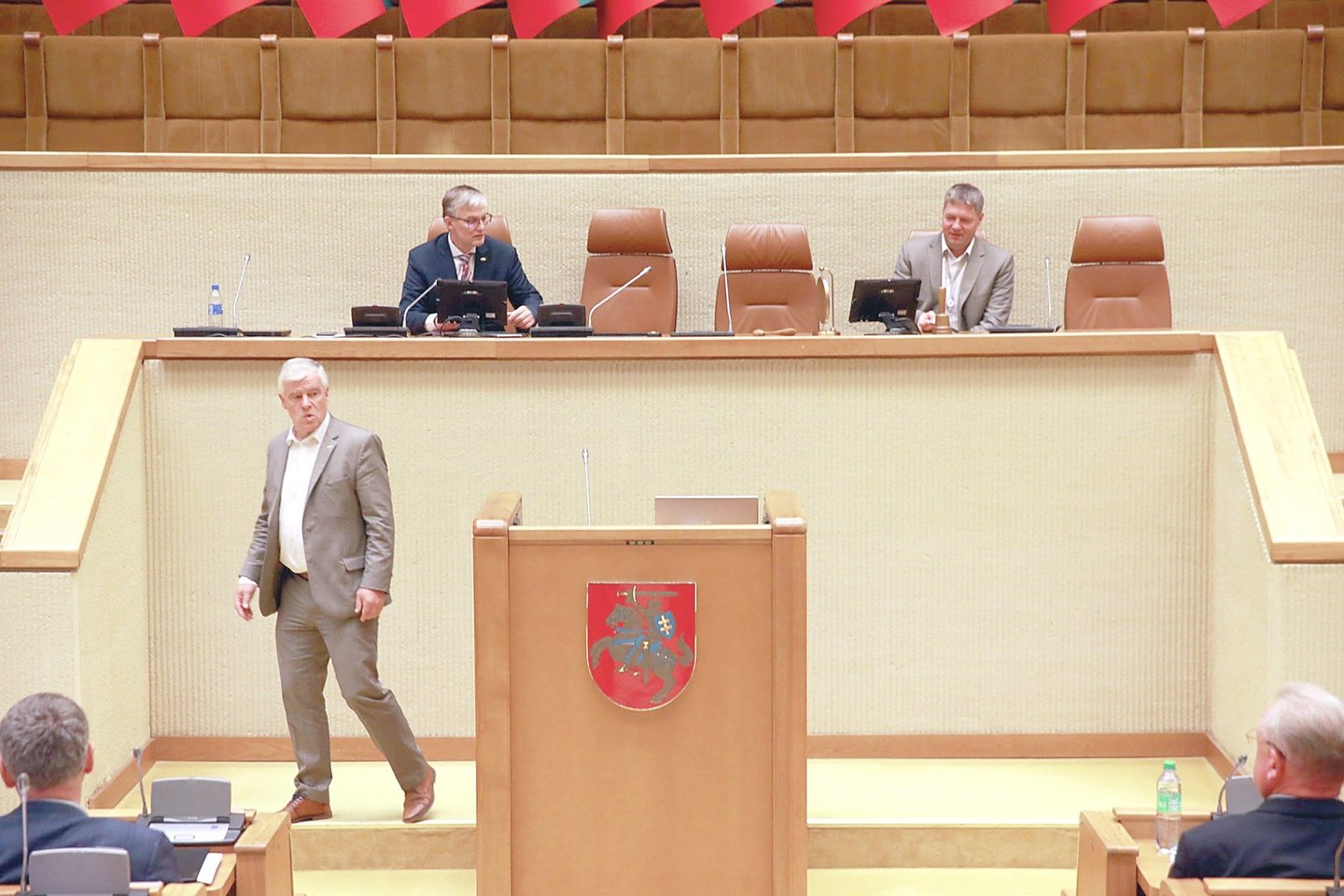 Seimo opozicijos atstovai persikėlė į Kovo 11-osios salę ir čia derina savo reikalavimus valdantiesiems.<br>V.Ščiavinsko nuotr.