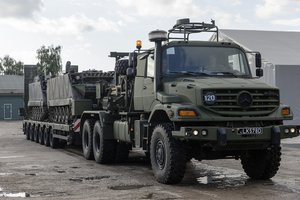 Lietuva nuo Rusijos besiginančiai Ukrainai perdavė šarvuočių