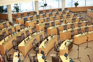 Paralyžiuotas Seimas klampoja aklagatvyje: tolumoje mato šviesą, bet taika dar nekvepia 