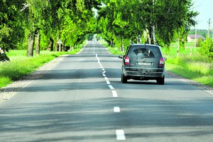 Linija kelyje vairuotojams sukėlė ir nuostabą, ir juoką: tarsi įkaušusio žmogaus ženklinta