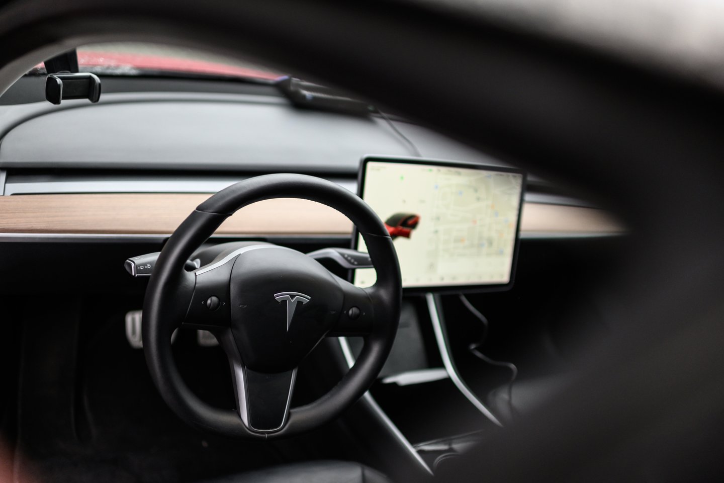 Estijoje ieškotas automobilis „Tesla“ rastas paslėptas garaže Jurbarko rajone.<br>V.Skaraičio asociatyvi nuotr.
