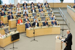 Prezidento vizitas aistrų Seime neužgesino – išklausiusi G. Nausėdos kalbą opozicija paliko salę